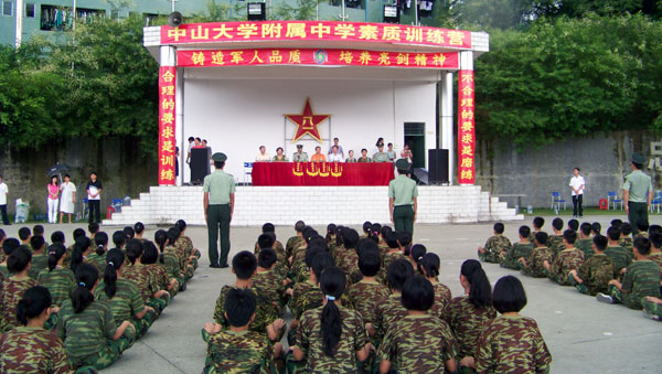 我校2010学年新生军训圆满结束