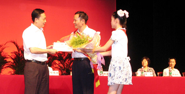 教师节期间我校两位教师受到区表彰