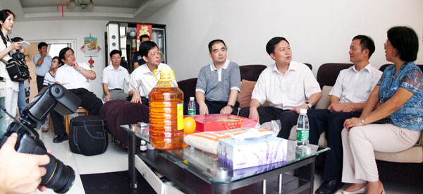 教师节期间我校两位教师受到区表彰