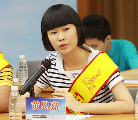 我校初三学生黄思嘉参加广州市长与羊城小市长代表座谈会