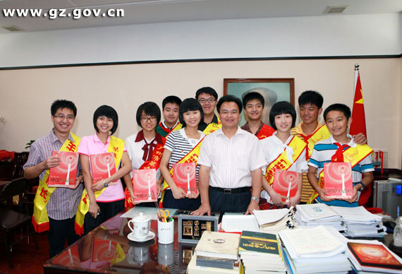 我校初三学生黄思嘉参加广州市长与羊城小市长代表座谈会