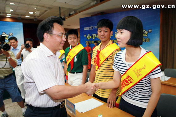 我校初三学生黄思嘉参加广州市长与羊城小市长代表座谈会