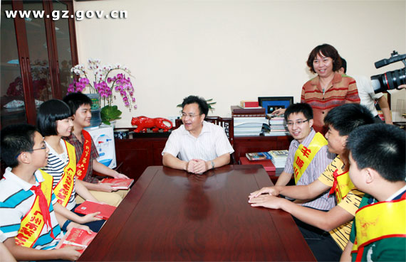 我校初三学生黄思嘉参加广州市长与羊城小市长代表座谈会