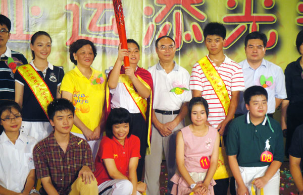 我校初二(3)班学生刘琦当选为亚运火炬手