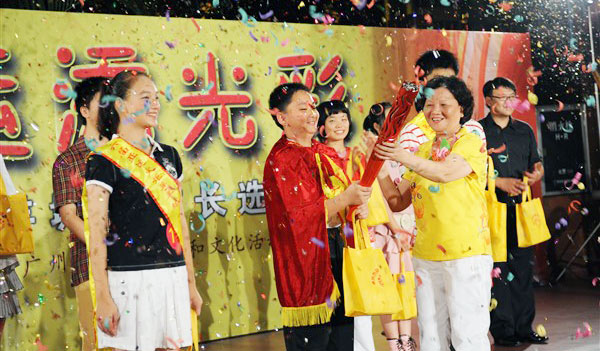 我校初二(3)班学生刘琦当选为亚运火炬手