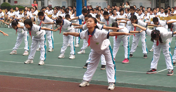 学校举行初一和高一年级广播操比赛