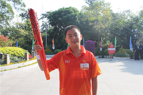 我校刘琦小市长从黎子流老市长手中接过亚运火炬