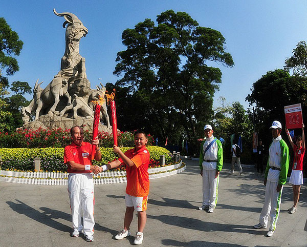 我校刘琦小市长从黎子流老市长手中接过亚运火炬