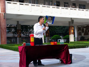 学校组织消防安全知识讲座和灭火演练