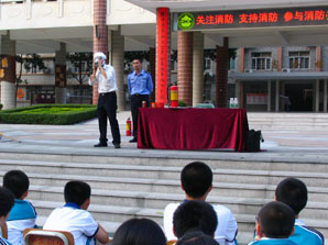 学校组织消防安全知识讲座和灭火演练