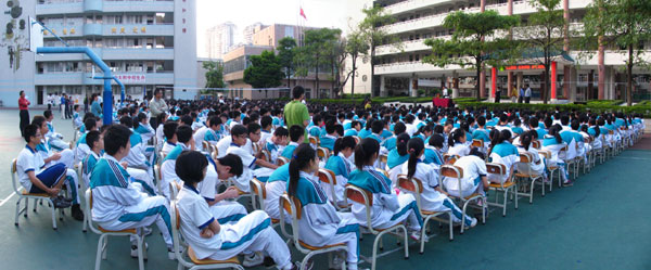 学校组织消防安全知识讲座和灭火演练
