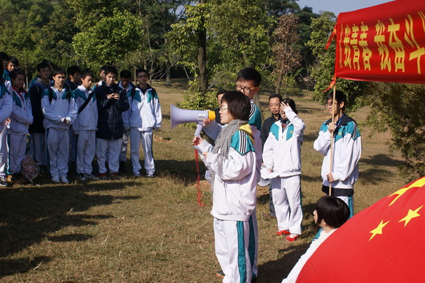 高三年级学生举行成人宣誓仪式
