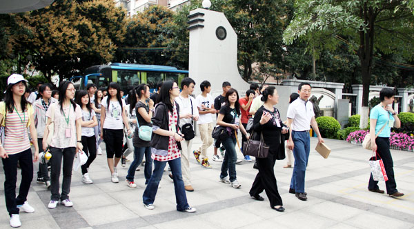 香港岭南衡怡纪念中学访问我校