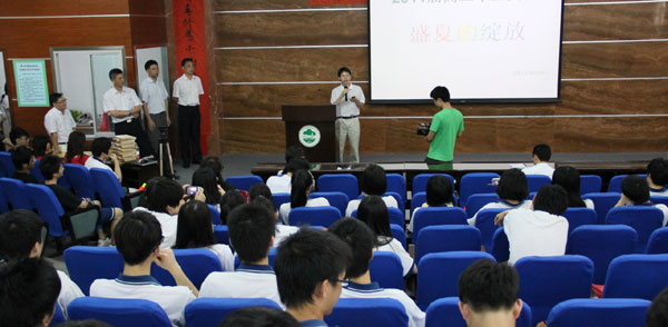 海阔凭鱼跃,天高任鸟飞——2011届高三毕业典礼记事