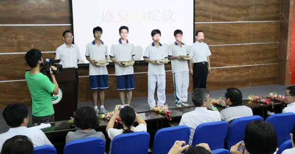 海阔凭鱼跃,天高任鸟飞——2011届高三毕业典礼记事