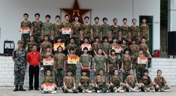 ２０１１级高一学生圆满完成军训任务