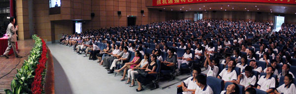 滋养心灵 提升欣赏品味——著名歌唱家陈前走进附中