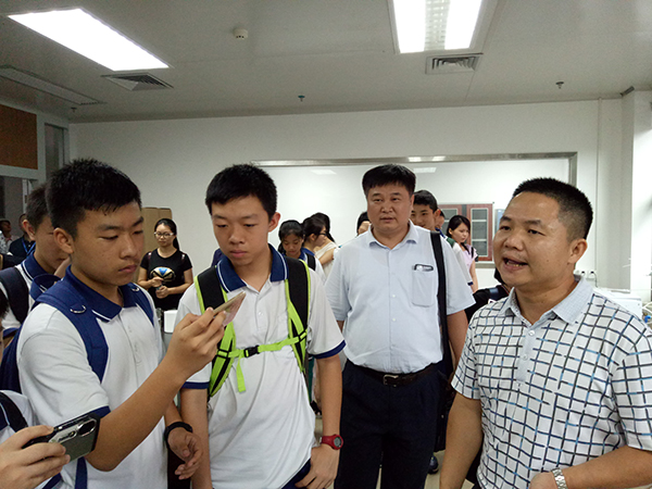 党支部组织全体党员、行政干和学生参观广东省疾病控制中心