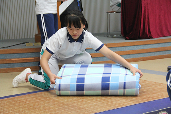 整理内务谁最快——2017级住宿生叠被子比赛小记