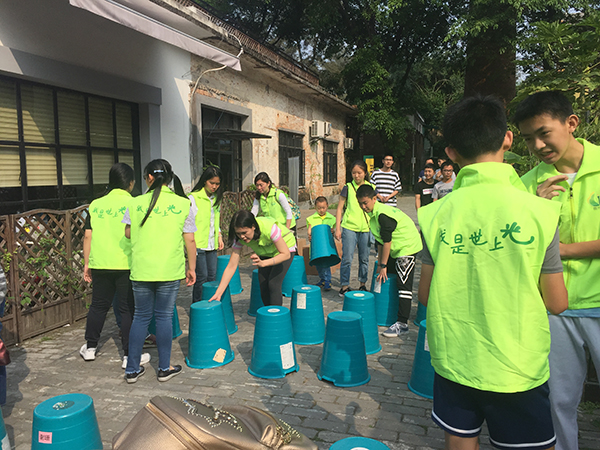 每个少年都是城市一道亮光——初二(8)班志愿者活动侧记