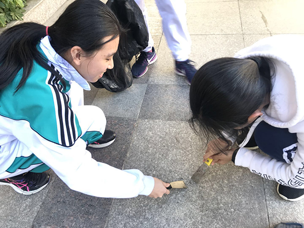 新学期初一（1）班第一次义务劳动速记