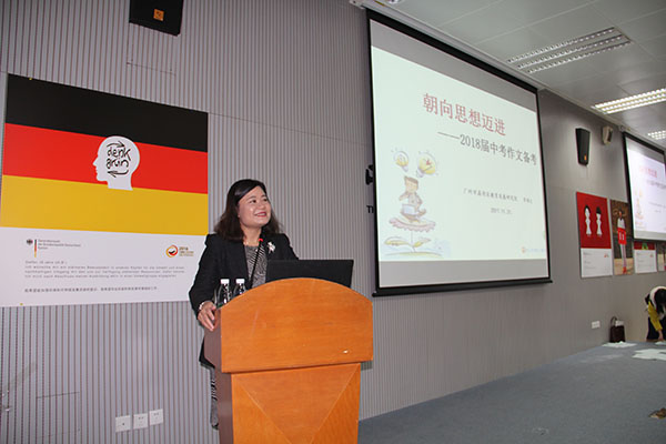朝向思想迈进----李伟文老师给初三年学生上中考作文指导课