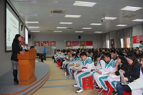 朝向思想迈进----李伟文老师给初三年学生上中考作文指导课