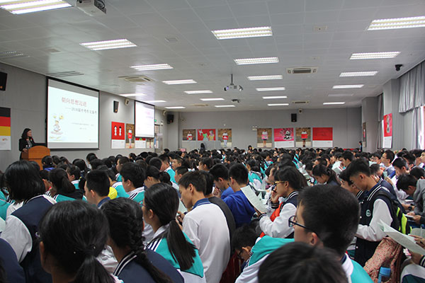 朝向思想迈进----李伟文老师给初三年学生上中考作文指导课