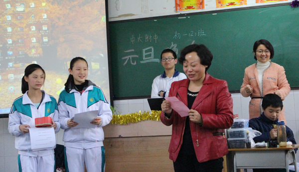 在最美的时光遇见你 ——2015年元旦联欢会新闻集锦 