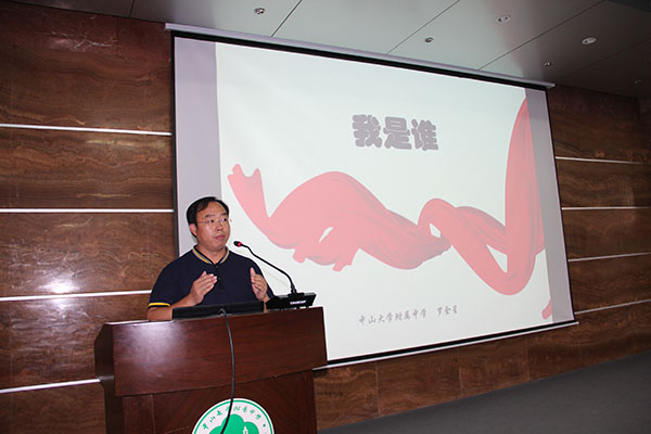 学校举行专题德育工作会，培训班主任工作