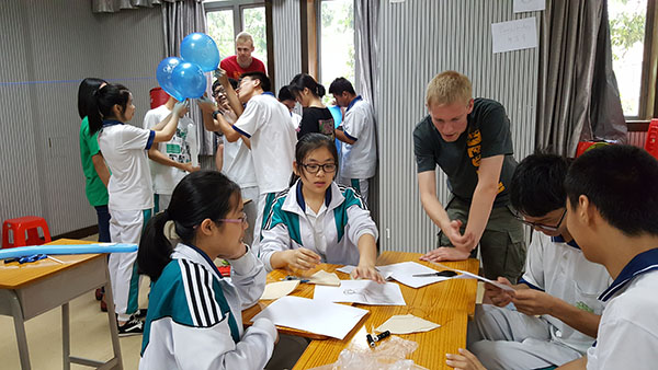 中、美大学师生来附中指导科技活动