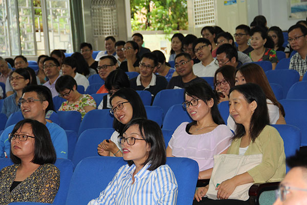 学校举行专题德育工作会，培训班主任工作