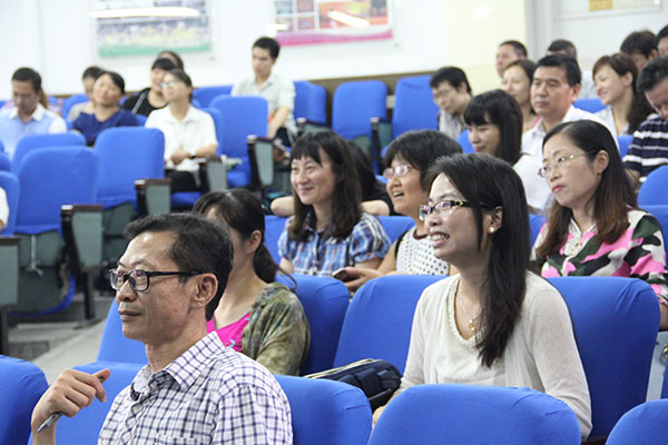 学校举行专题德育工作会，培训班主任工作