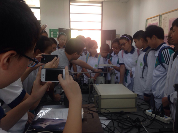 初一年级走进中大工学院实验室 ――记参观大学城中山大学工程学院实验室