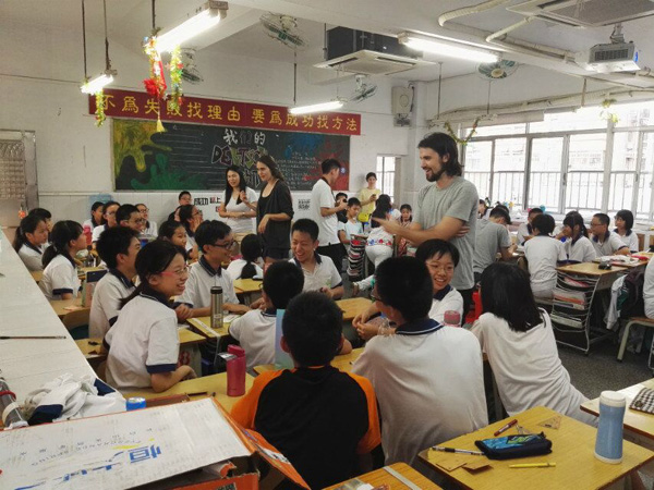 初二8班与中大留学生开展文化交流活动