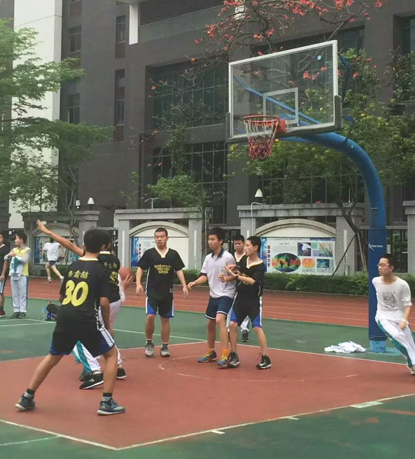 青春是操场上奔跑的我们——记初二年级篮球赛