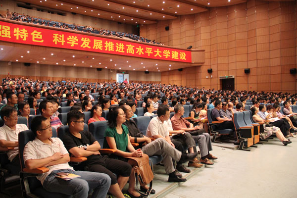 父母怎样陪伴孩子的青春期 ——刘良华教授在我校举行家庭教育讲座