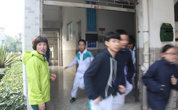 全校师生举行紧急疏散演练