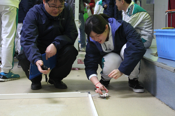 PVC机器人制作赛凸显学生动手能力