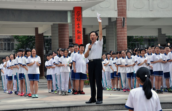护送、鼓励毕业班同学踏入考场