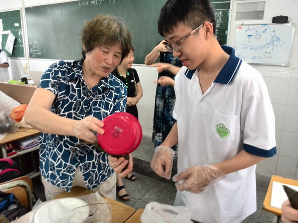 体验传统文化 ——初二5班集体过端午动手包粽子