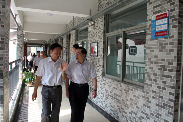 中山大学郑德涛书记来我校进行“六一”节慰问
