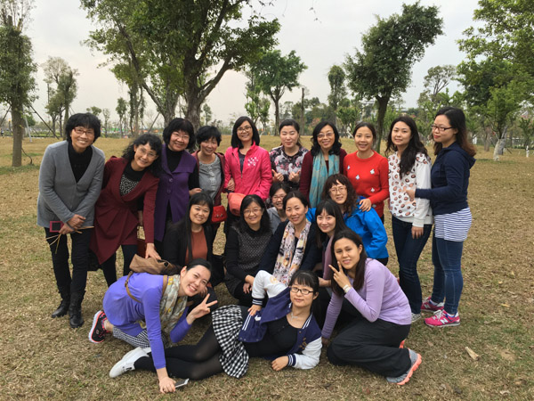 女教工轻松愉快庆三八