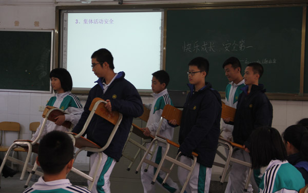 快乐成长、安全第一 ——记初一（1）班主题班会 