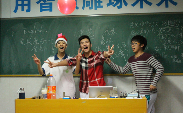 在最美的时光遇见你 ——2015年元旦联欢会新闻集锦 