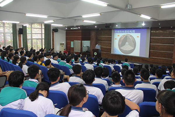 同学们,你们想做航天员吗?