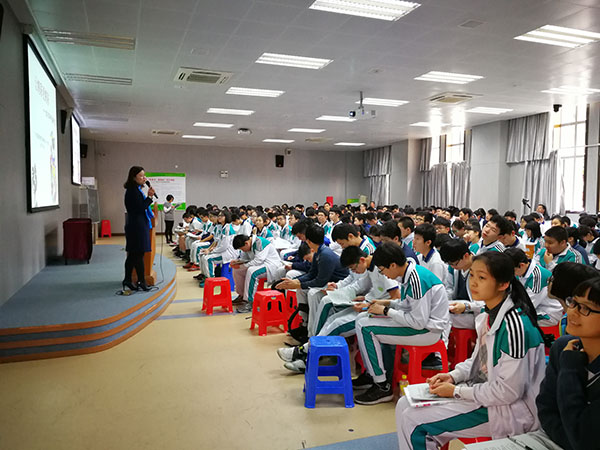“让精彩更精彩”——初三学生聆听备战中考作文讲座