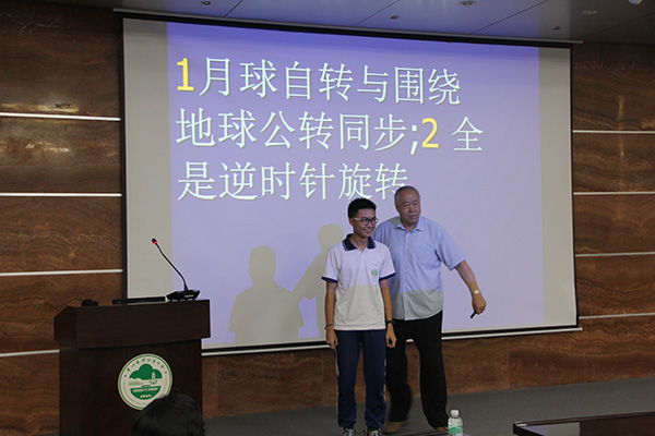 同学们,你们想做航天员吗?