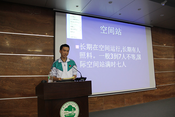同学们,你们想做航天员吗?