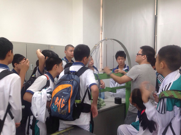 初一年级走进中大工学院实验室 ――记参观大学城中山大学工程学院实验室